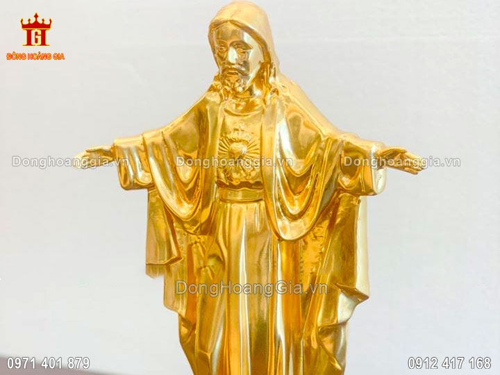 Từng đường nét trên pho tượng Chúa Giê-su bằng đồng mạ vàng được chế tác tinh xảo